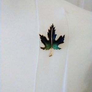 VTG Green Enameled Maple Leaf Brooch